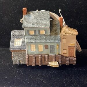 Avon (1989) Vintage “Early American Light Up Village Collection- Town Square”